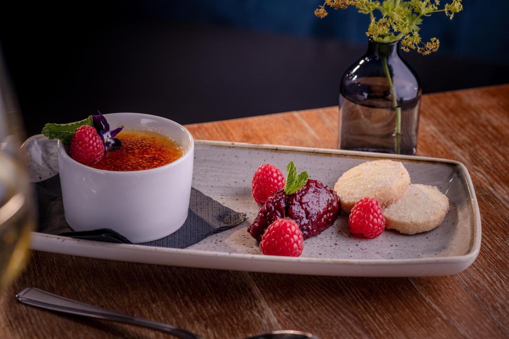 Отель The Millstone, Mellor Блэкберн Экстерьер фото Crème brûlée with raspberries